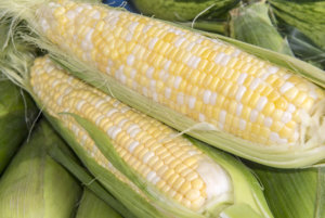 桃子和奶油甜玉米